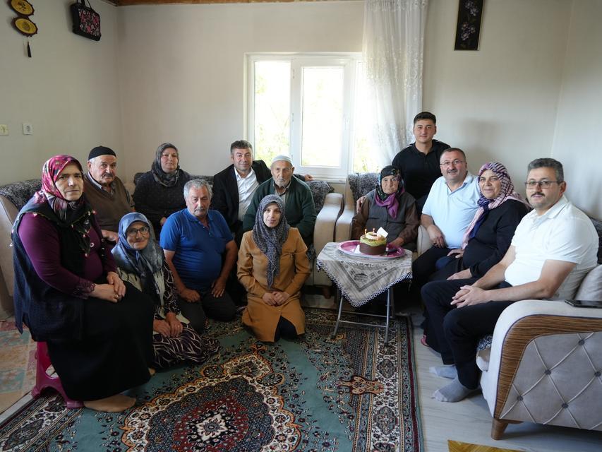 100 YAŞINA GİREN ATİYE NİNEYE, DAVULLU ZURNALI DOĞUMGÜNÜ KUTLAMASI