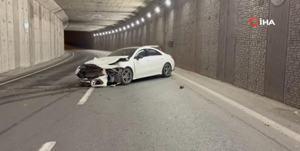 Alkollü sürücünün karıştığı kazada lüks otomobil pert oldu