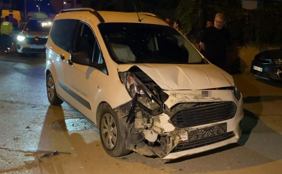 Hafif ticari araç kamyonetle çarpıştı: 3 yaralı