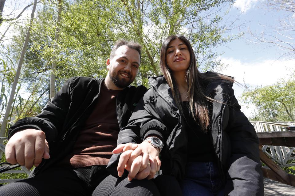 OKUL YILLARINA DAYANAN ARKADAŞLIKLARI ENGEL TANIMAYAN AŞKA DÖNÜŞTÜ TRAFİK KAZASI SONRASI TEKERLEKLİ SANDALYEYE MAHKUM KALDI HAYATA KÜSMEDİ, SEVDİĞİ KADINLA EVLENDİ "AŞK ENGEL TANIMAZ" SÖZÜNÜN CANLI ÖRNEĞİ OLDULAR "EŞİM GÜZEL, BEN YAKIŞIKLIYIM, HAYAT GÜZEL"