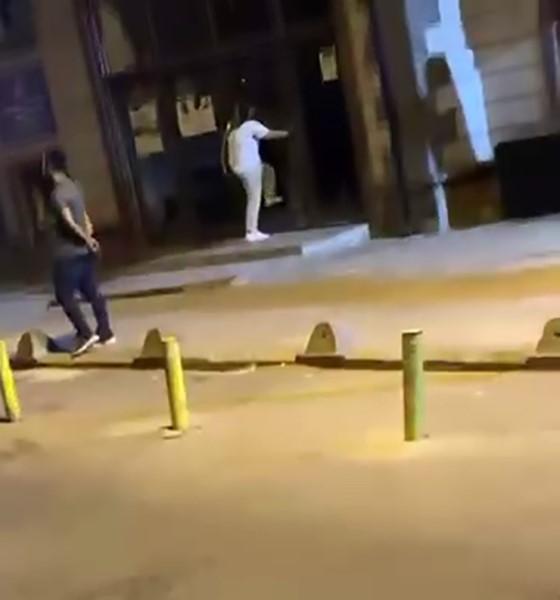Bir kadın caminin kapısını taşla kırıp, mahalleyi ayağa kaldırdı