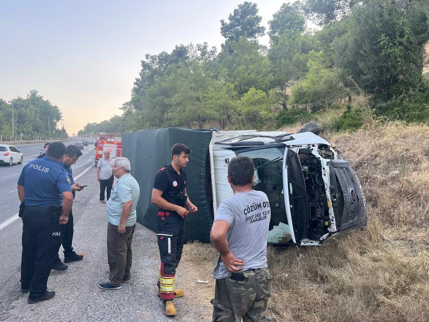 Kamyonet devrildi, sürücü yaralı kurtuldu
