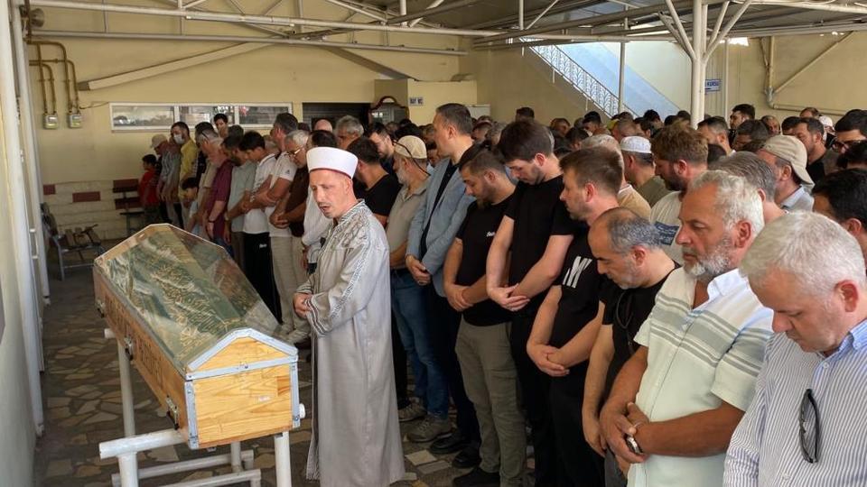 Yeğeni tarafından pala ile öldürüldü