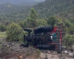 Traktör şarampole devrildi
