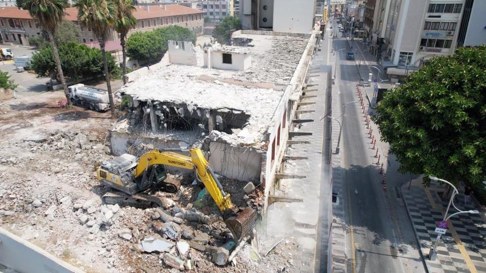 Öğretmenevi yıkıldı
