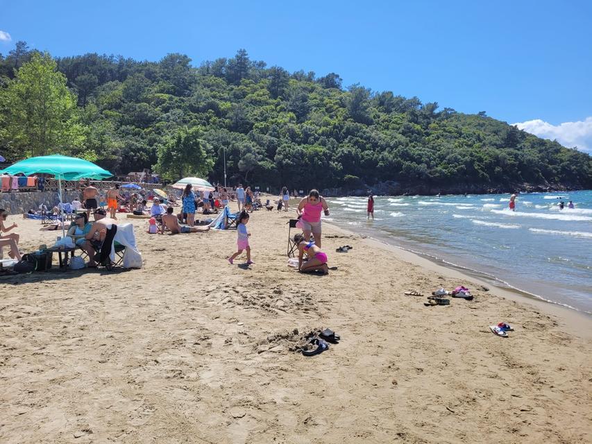 Aydın'da güneşli hava sahilleri doldurdu