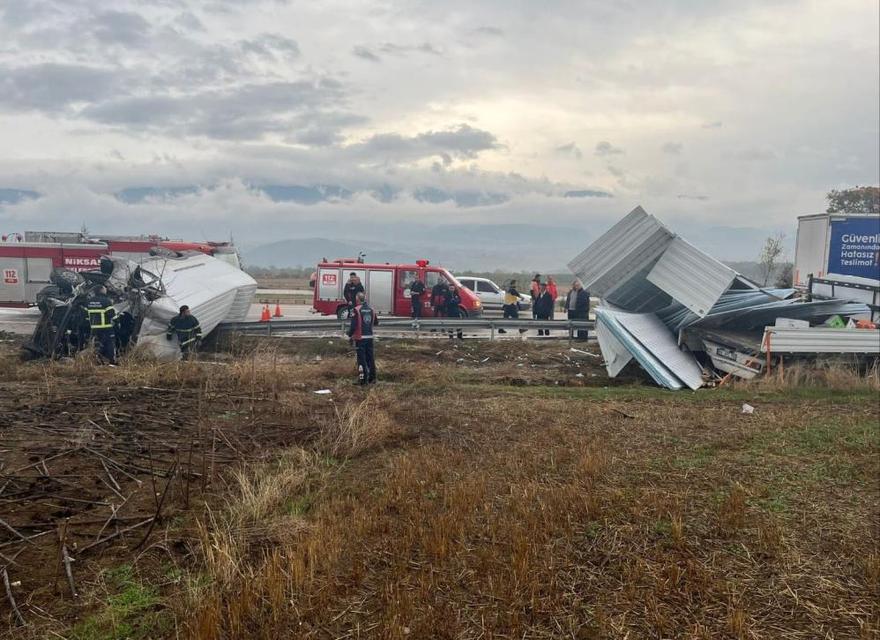 Kamyonete çarpan minibüs sürücüsü yaralandı