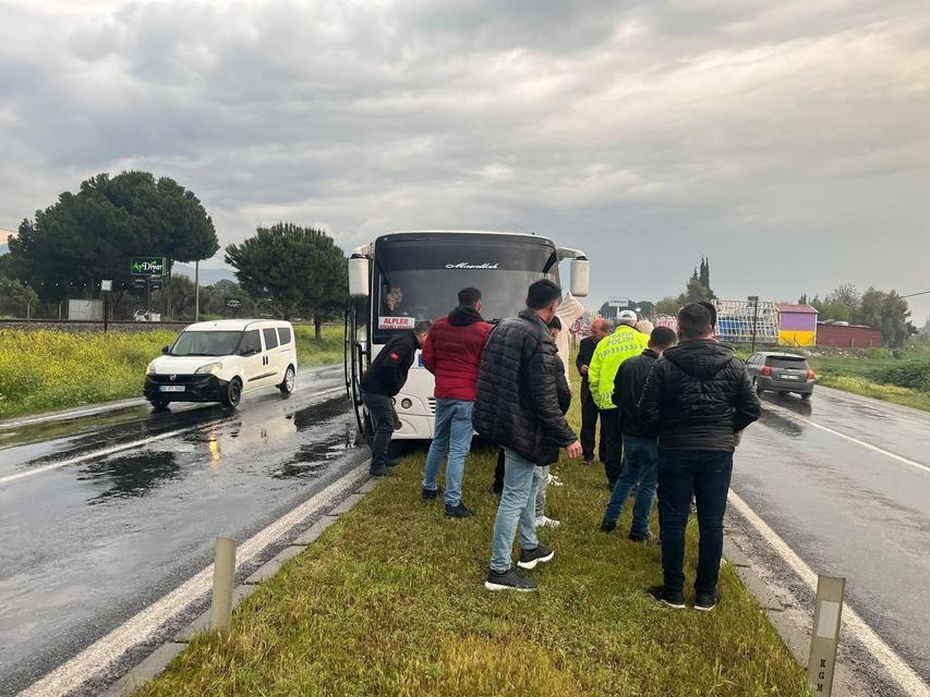 İŞÇİ TAŞIYAN SERVİS ARACI ORTA REFÜJE ÇIKTI