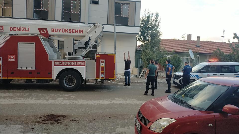 EŞİYLE TARTIŞIP ÇATIYA ÇIKAN GENCİ BAŞKAN SON ANDA ÇEKİP ALDI