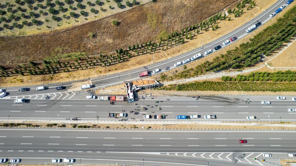 MANİSA'DAKİ FECİ KAZADA ARAÇLAR ÇEKİCİYLE KALDIRILIYOR OTOBÜS ŞOFÖRÜ GÖZALTINDA, TIR ŞOFÖRÜ HASTANEDE GÖZETİMDE