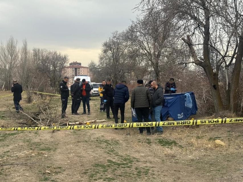 Boş arazide erkek cesedi bulundu