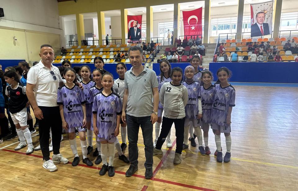 Ablalarından sonra Akçaova'nın küçük kızları da il şampiyonu oldu