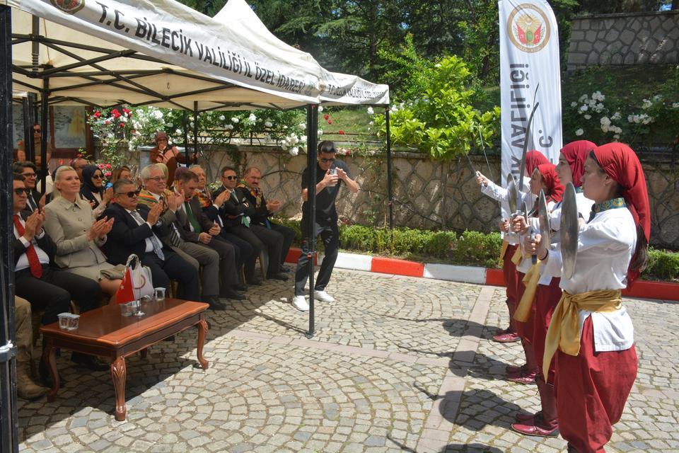 DÜNYADA VE TÜRKİYE'DE BİR İLK BU KIZLARI GÖRENLER GÖZLERİNE İNANAMIYOR BURSA GELENEKSEL OKÇULUK SPOR KULÜBÜ BAŞKANI AKIN AHU: "TÜRKİYE'DE VE DÜNYADA BİR İLK OLAN TAMAMI KIZLARIMIZDAN OLUŞAN BİR KILIÇ KALKAN EKİBİMİZ VAR" EKİP ÜYESİ ESLEM NUR KARAASLAN: "ERKEKLERİN OYNADIĞI BİR OYUNU KADIN EKİP OLARAK OYNAMAK BİZE ÇOK MUTLULUK VERİYOR"