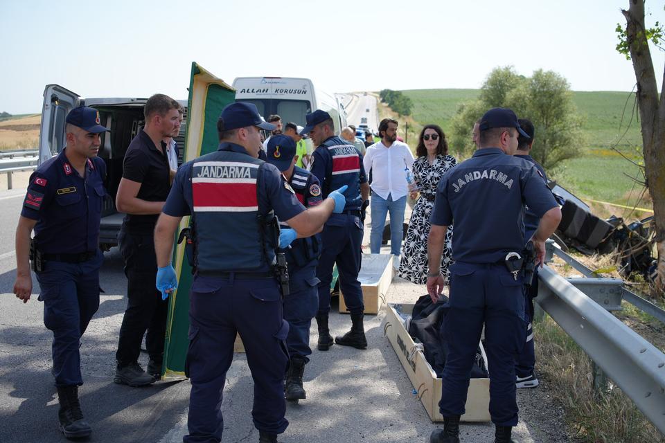 Yoldan çıkan otomobil ağaca çarptı: 5 ölü, 1 yaralı