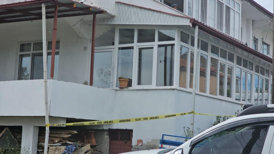 28 YAŞINDAKİ GENÇ EVİNDE ÖLÜ BULUNDU, KIZ ARKADAŞI GÖZALTINDA