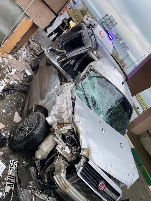 Panelvan güvenlik kulübesine çarptı, baba ve oğlu yaralandı