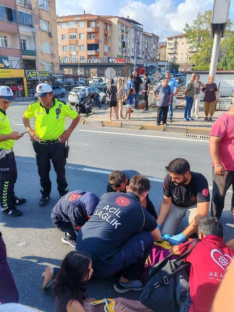 Otomobilin çarptığı 2 yaya yaralandı