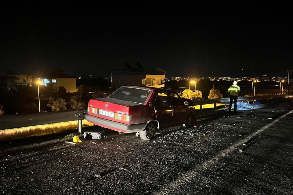 İNCİRLİOVA'DA OTOMOBİL İLE MOTOSİKLET ÇARPIŞTI; 1 ÖLÜ OTOBAN ÜST GEÇİT KÖPRÜSÜNDEN AŞAĞIYA DÜŞEN MOTOSİKLET SÜRÜCÜSÜ FECİ ŞEKİLDE HAYATINI KAYBETTİ