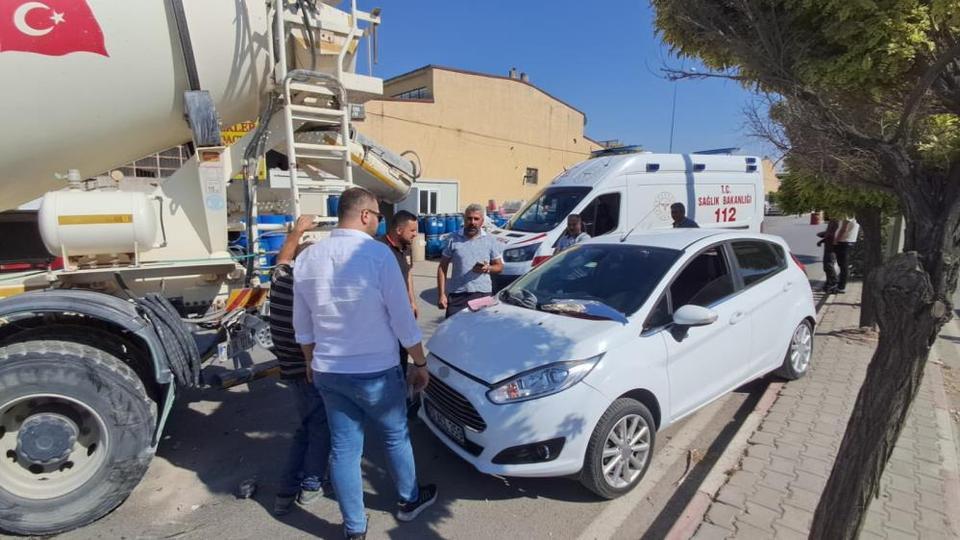 Otomobil beton mikserine çarptı: 1 yaralı