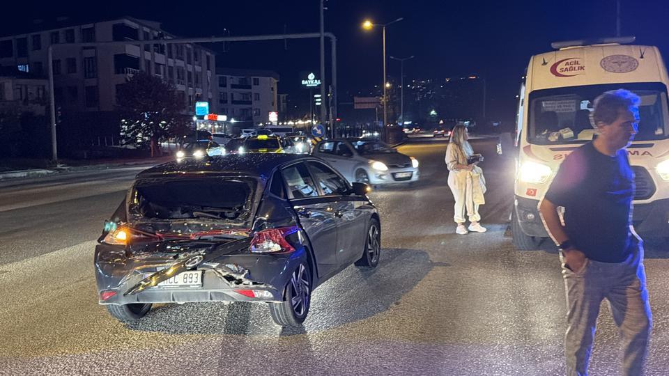 Kırmızı ışıkta duran otomobile kamyon çarptı