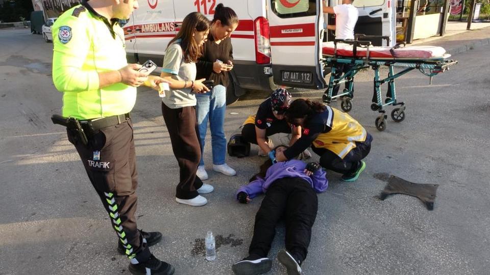 Otomobille çarpışan motosikletin sürücüsü yola savruldu