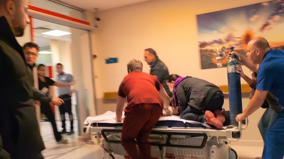 BURSA'DA NEFES KESEN ANLAR...SEDYE ÜZERİNDE HAYATA DÖNDÜRME ÇABASI ÇOCUK DOKTORUNUN SEDYE ÜZERİNDE 1 YAŞINDAKİ BEBEĞİ HAYATA DÖNDÜRME MÜCADELESİ