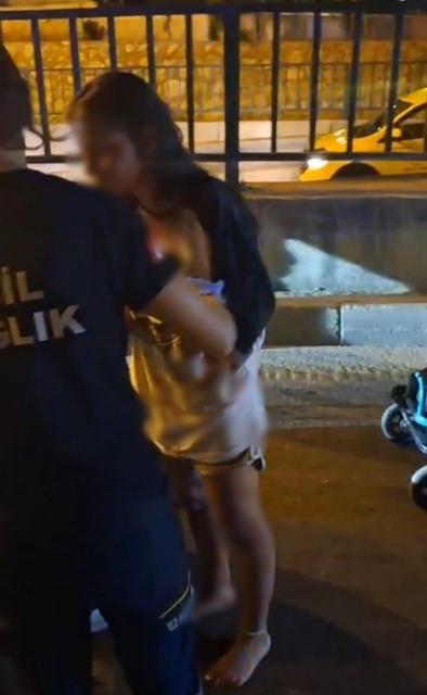 KALDIRIMA ÇARPARAK YOLA SAVRULDULAR: 1'İ AĞIR 2 YARALI ABLA VE KIZ KARDEŞİ GİZLİCE ALDIKLARI MOTOSİKLETLE KAZA YAPTI