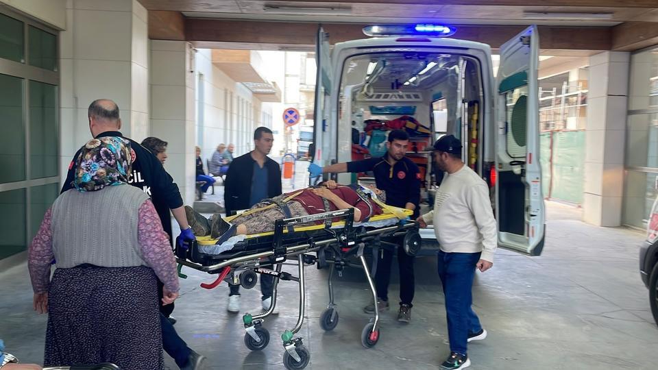 KARAMAN'DA ZEYTİN İŞÇİLERİNİ TAŞIYAN PATPAT DEVRİLDİ: 8 YARALI