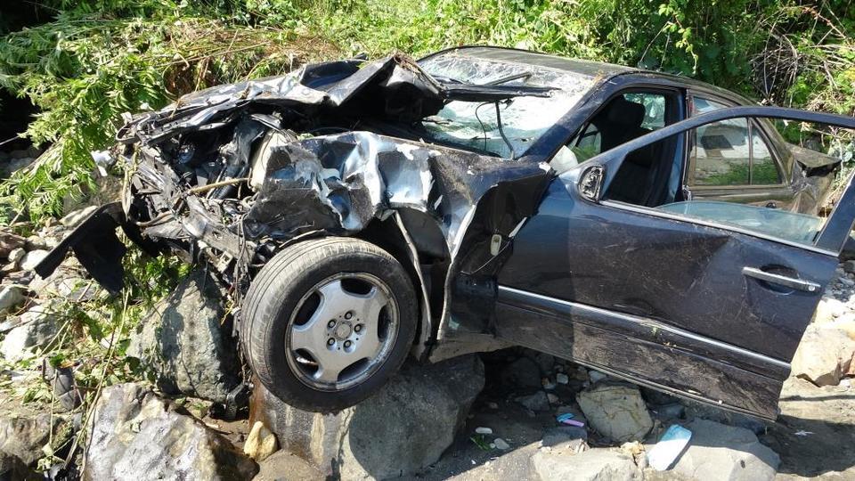 Otomobil 30 metreden denize uçtu! Görenler "Uçak düştü" sandı