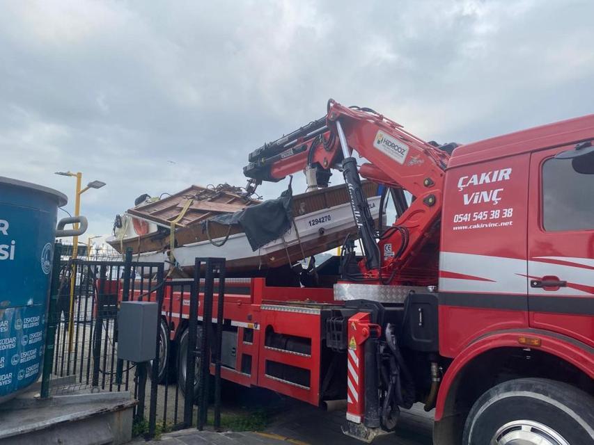 Yolcu motoru balıkçı teknesine çarptı