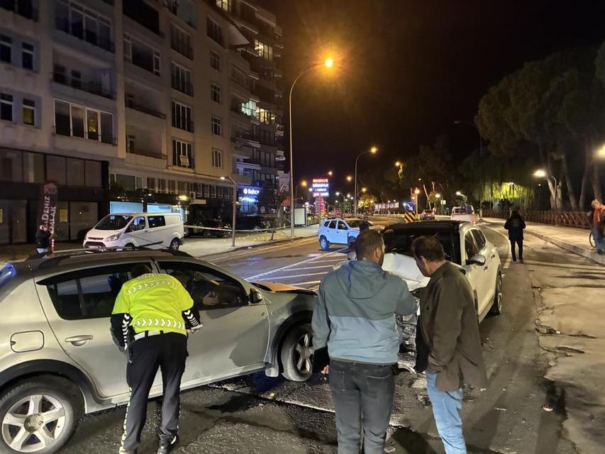 Otomobil önce jandarma aracına sonra başka bir otomobile çarptı: 6 yaralı