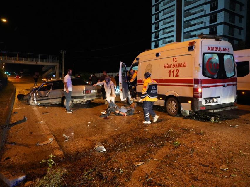 Yaralıya yardıma koşanlara araç daldı! 1'i ağır 6 yaralı