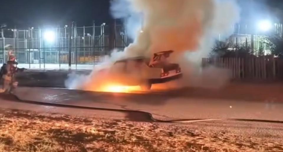 Seyir halindeki otomobil alev topuna döndü