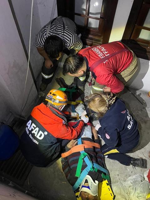 67 yaşındaki adam apartman boşluğuna düştü