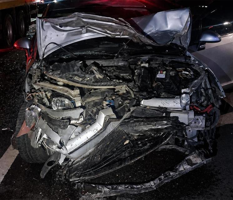 Bankette duran otomobile çarpan araç hurdaya döndü: 6 yaralı