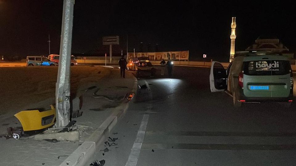 Ticari taksi aydınlatma direğine çarptı