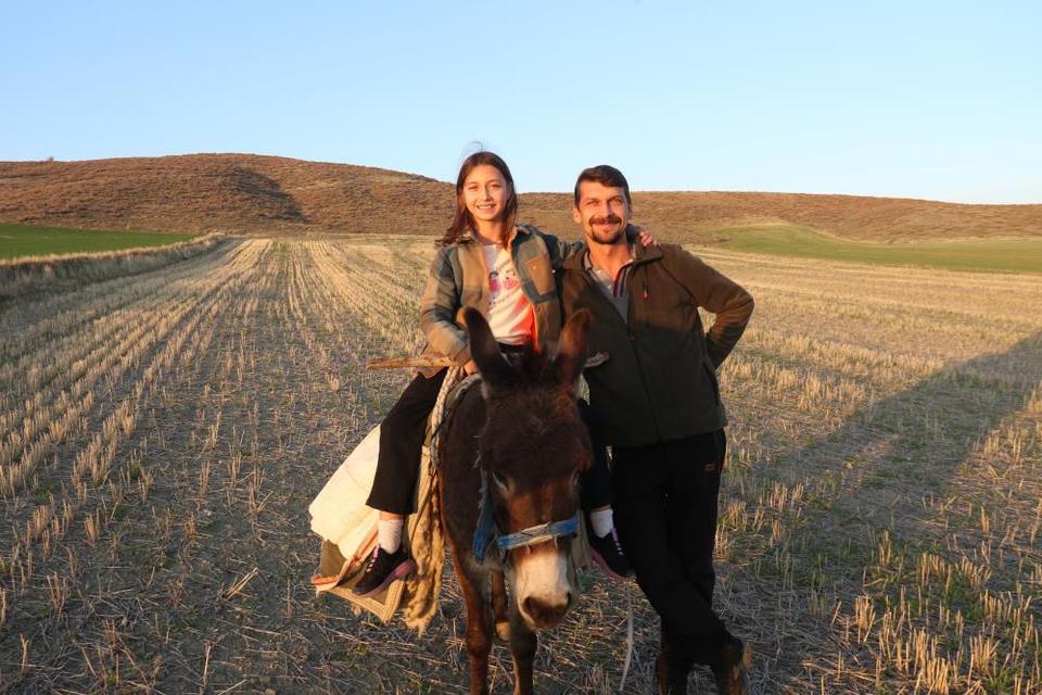 Küçük kız baba mesleği çobanlığı devam ettiriyor