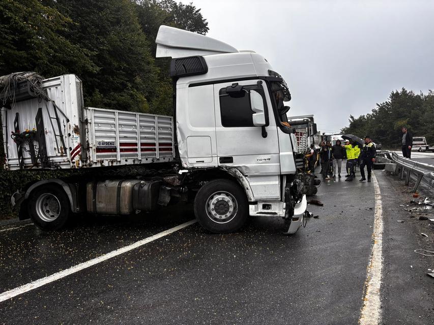 Karayolunda makaslayan tır yolu trafiğe kapattı