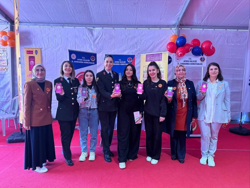 Jandarma, Atatürk Kent Meydanı’ndan vatandaşları bilgilendirdi