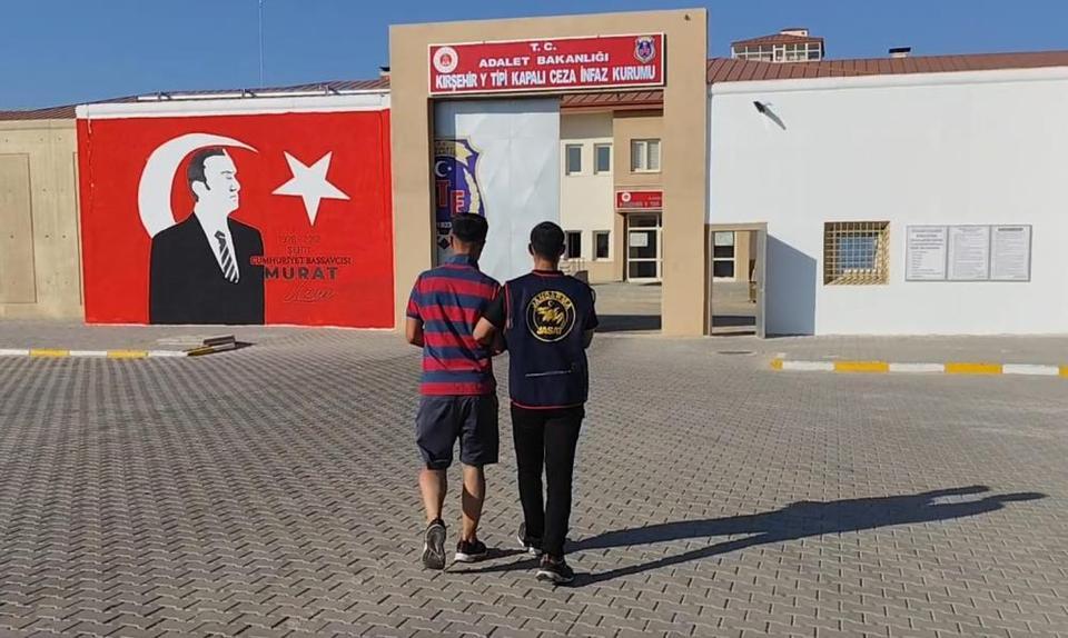 Kıyafet değiştirerek tanınmamaya çalışan firari jandarmadan kaçamadı