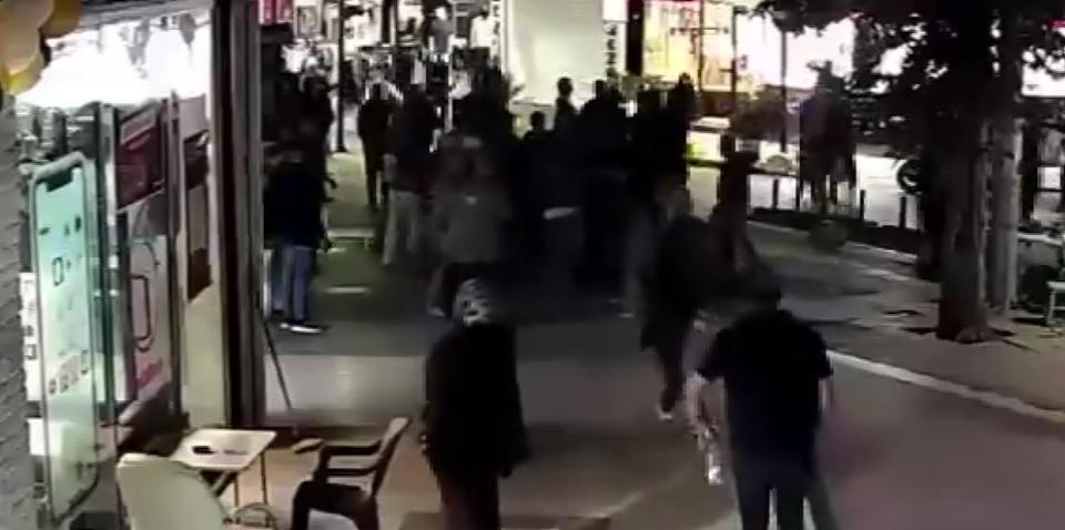 Anne ve kızını cadde ortasında darbettiler