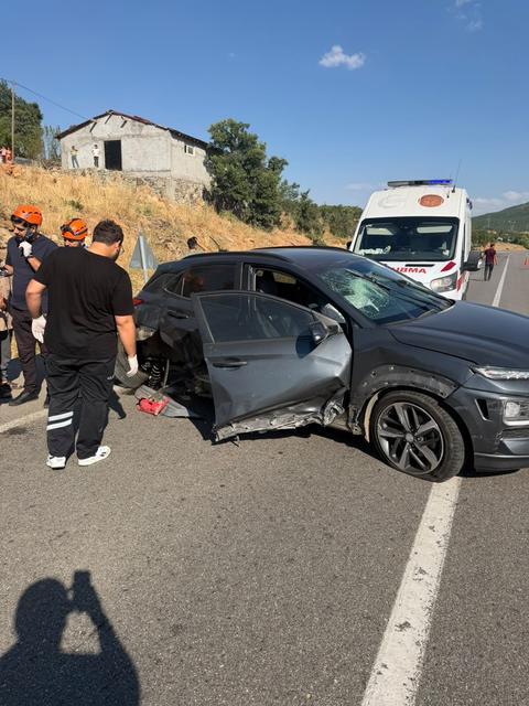 Otomobil bariyerlere çarptı: 2 yaralı