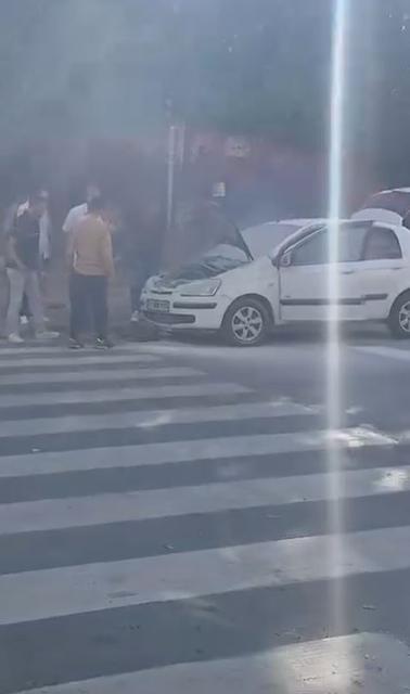 Okul önünde park halinde olan araç yandı