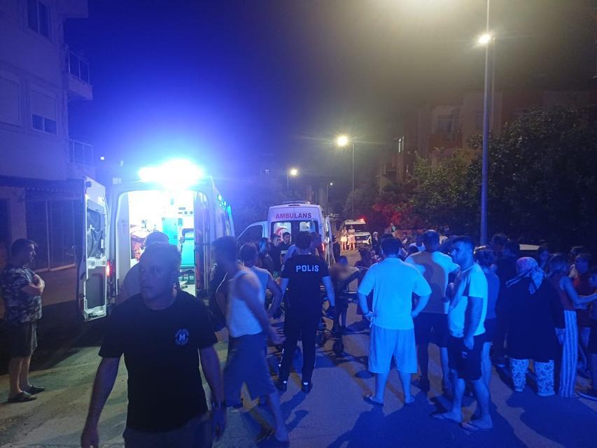 Annesine saldıran babasını bıçakladı