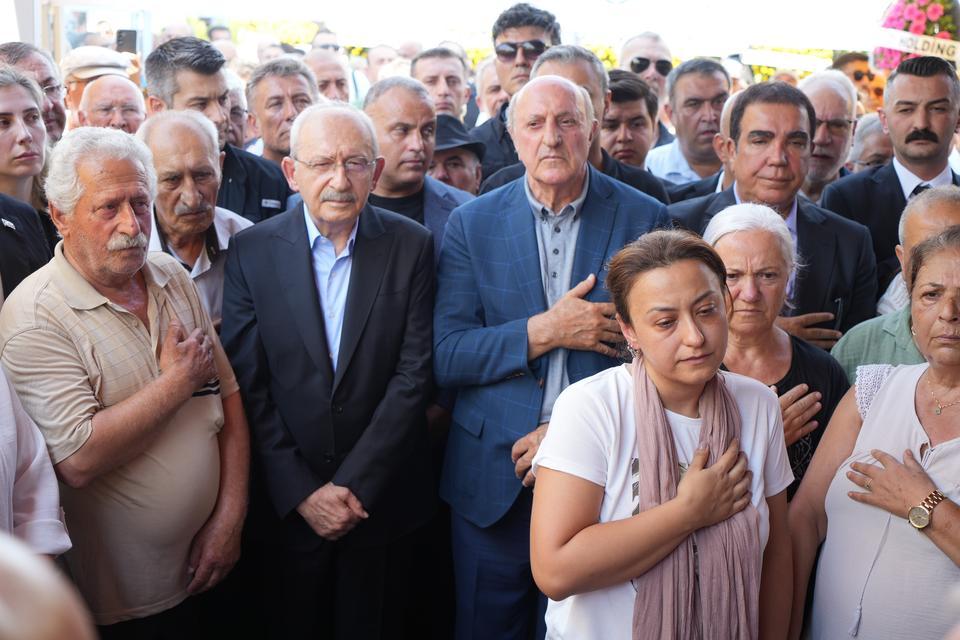 KILIÇDAROĞLU'NUN İKİZ KARDEŞİ ADİL KILIÇDAROĞLU SON YOLCULUĞUNA UĞURLANDI ESKİ CHP GENEL BAŞKANI KEMAL KILIÇDAROĞLU'NUN İKİZ KARDEŞİ ADİL KILIÇDAROĞLU İÇİN CENAZE TÖRENİ DÜZENLENDİ