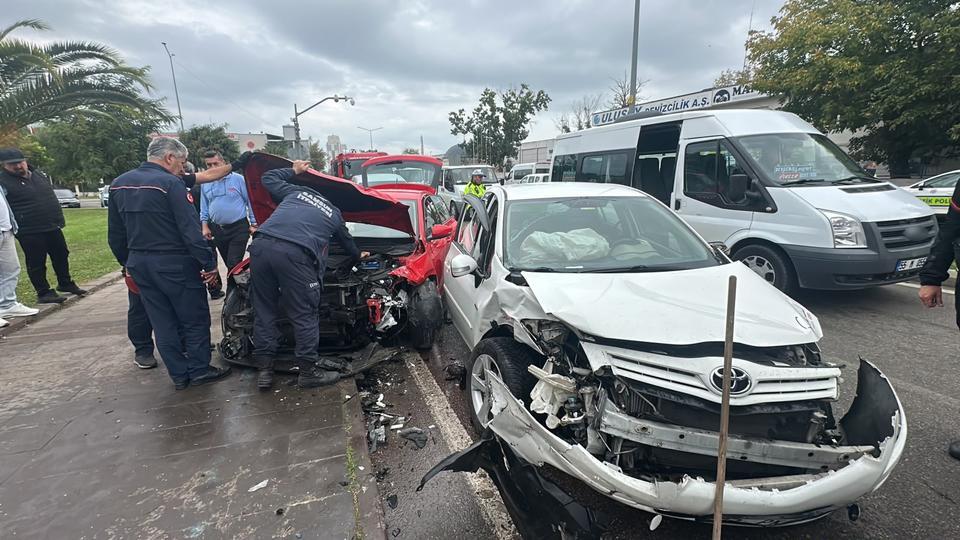 Samsun'da otomobiller kafa kafaya çarpıştı: 1'i ağır 2 yaralı