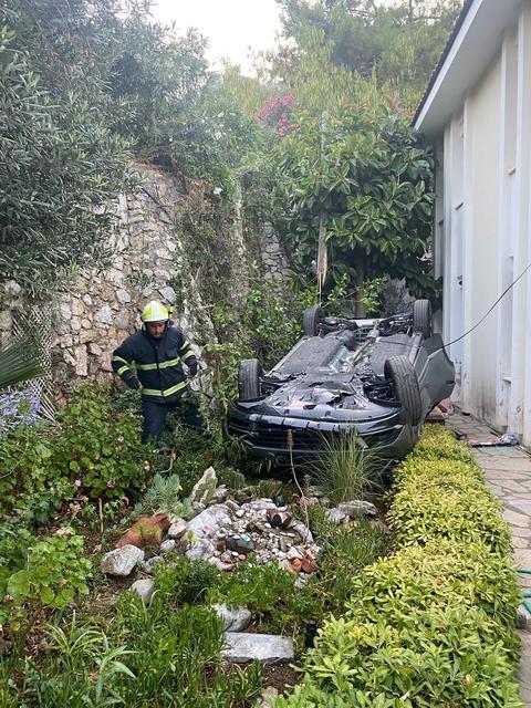 Otomobil evin bahçesine uçtu: 1 ölü, 4 yaralı