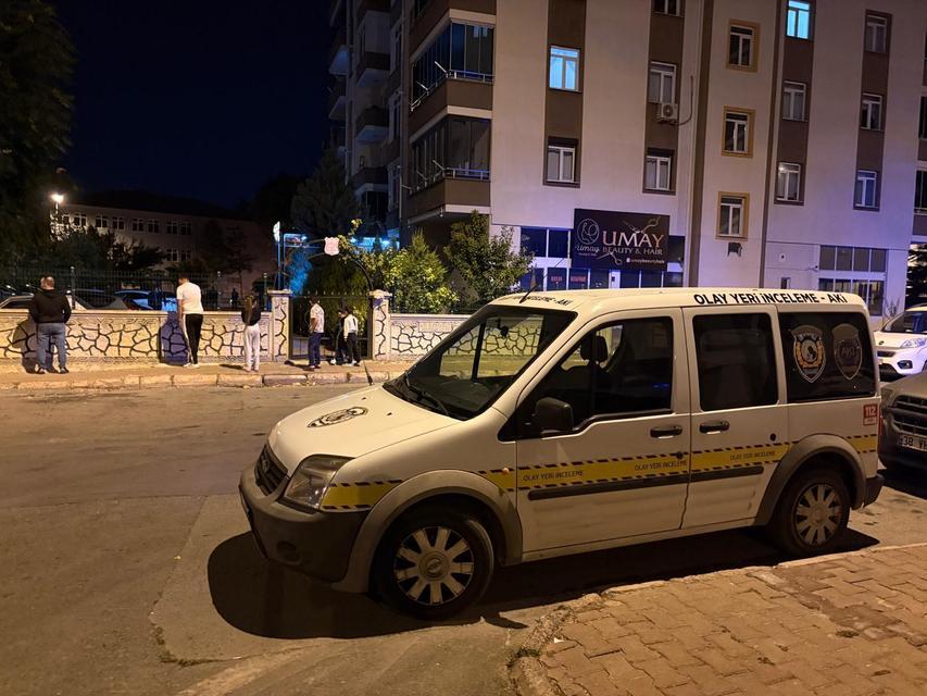 3 ay önce babası ölü bulunan genç kendini astı