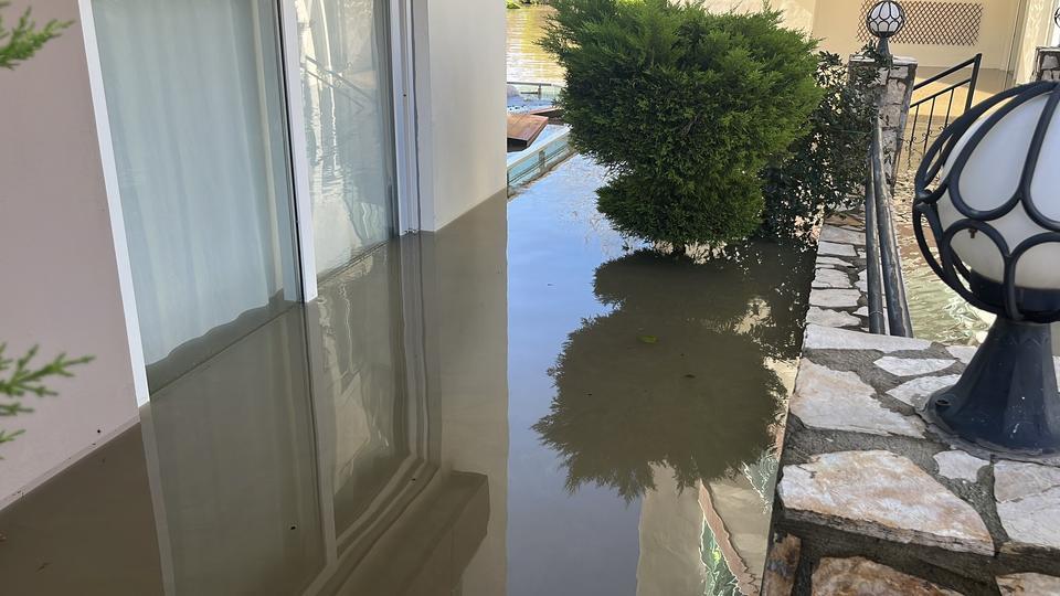 TAŞAN ÇAYDAKİ İŞLETME YIKILDI, SULARA KAPILMAK ÜZERE OLAN BİR KÖPEK SON ANDA KURTARILDI EVLERİN ZEMİN KATLARI SULAR ALTIN KALDI, SAHİL EŞYALAR İLE DOLDU SU TAŞKINI DRONE İLE HAVADAN GÖRÜNTÜLENDİ