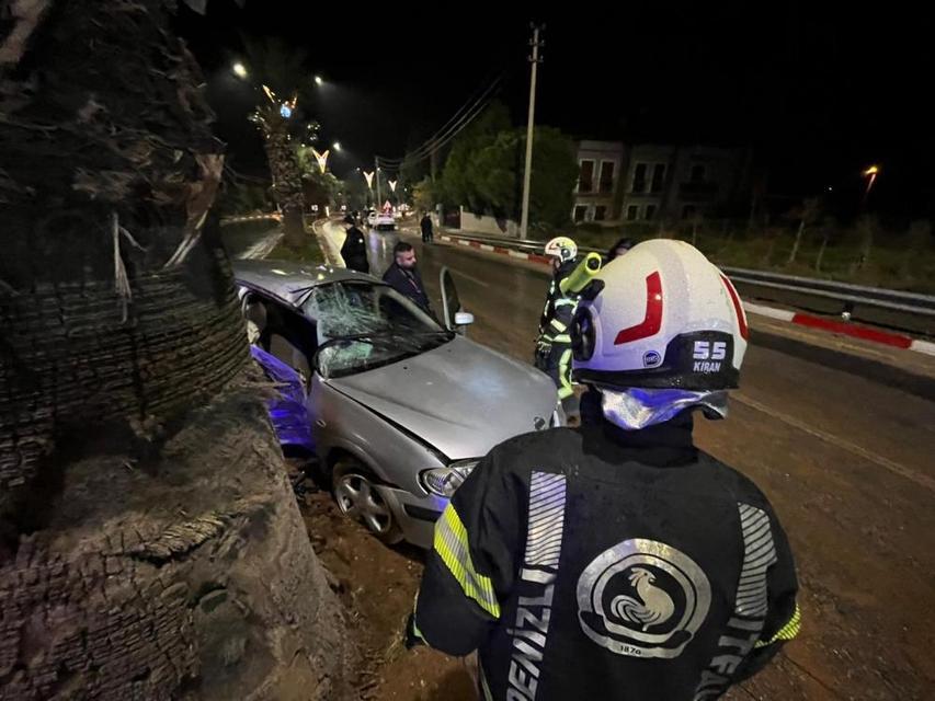 Adnan Menderes Bulvarı’nda feci kaza: Otomobil refüje çıktı, araç ağır hasar aldı